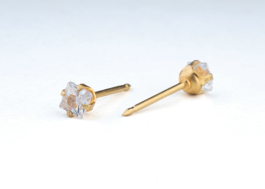 18KT solid gold ear piercing stud, catalogue ref. 251E