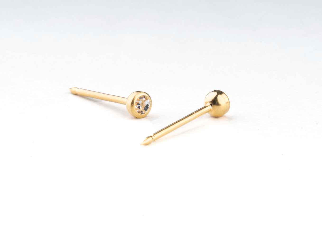 18KT solid gold ear piercing stud, catalogue ref. 254E