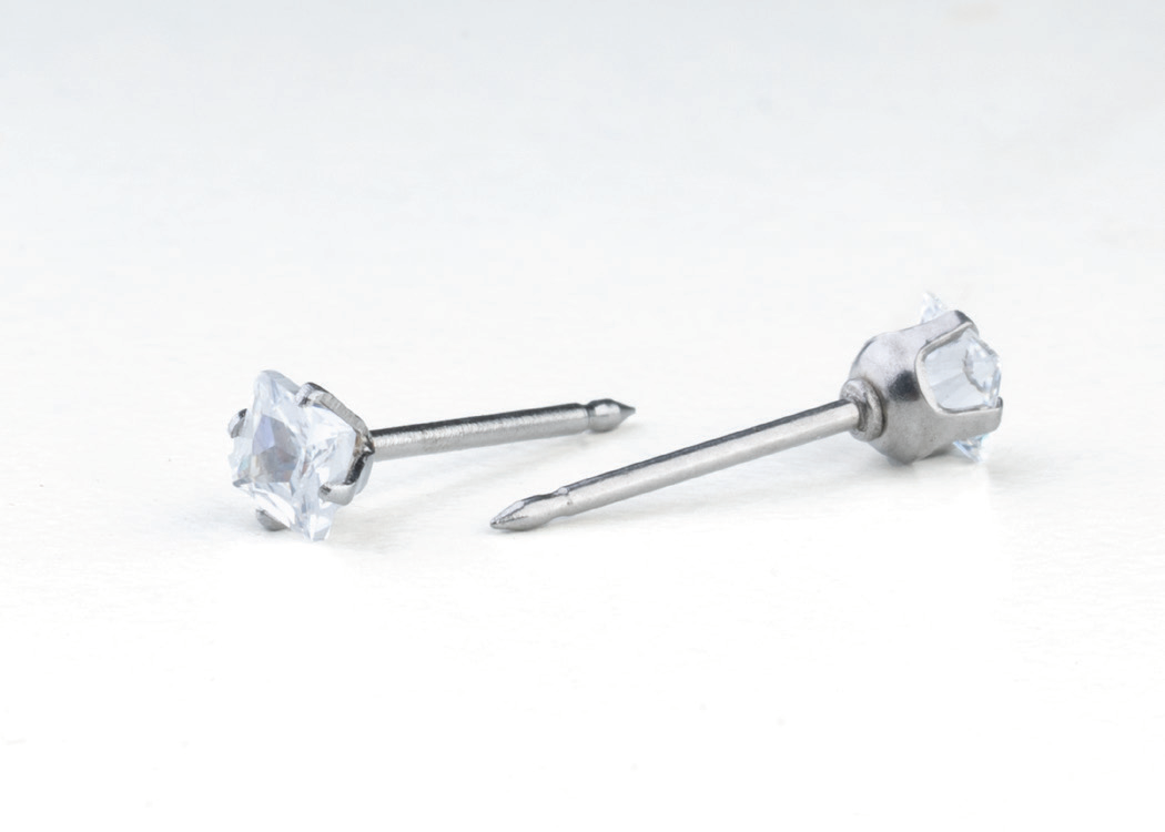 18KT solid gold ear piercing stud, catalogue ref. 255E