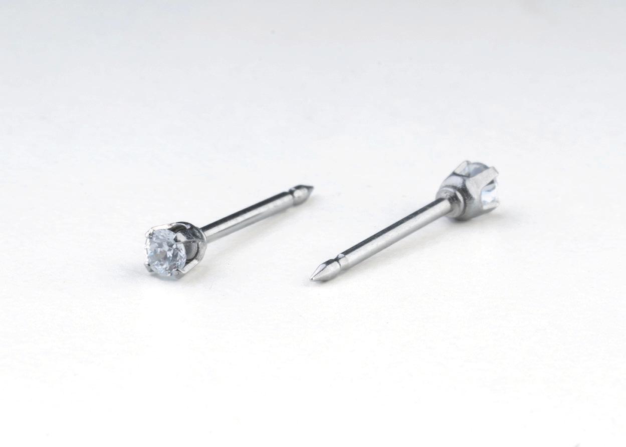 18KT solid gold ear piercing stud, catalogue ref. 259E